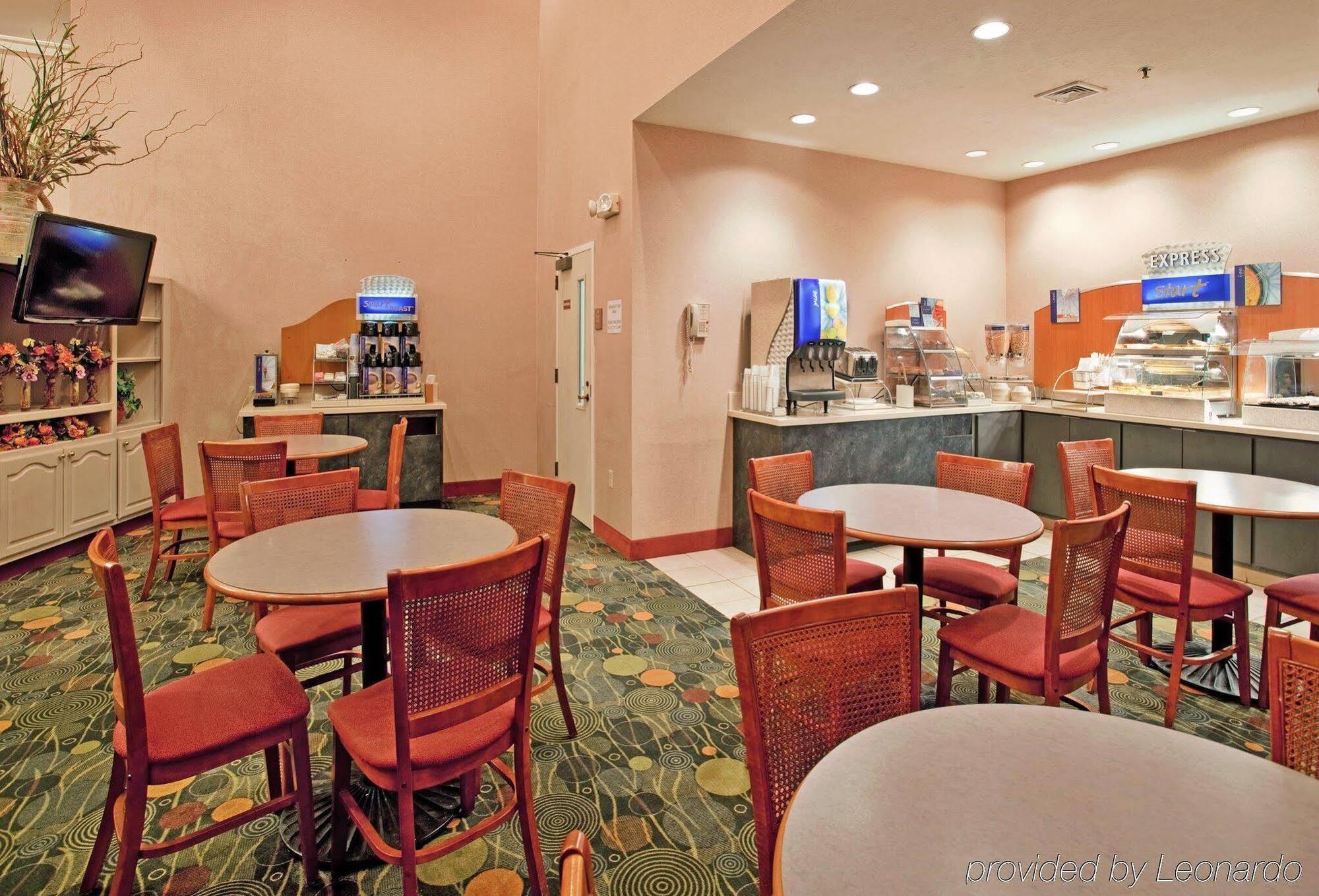 Holiday Inn Express & Suites Batesville By Ihg Exterior foto